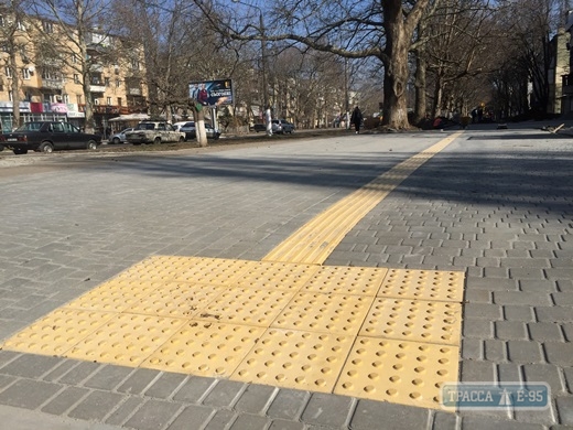 Тротуар с тактильной плиткой появился на Варненской в Одессе (фото)