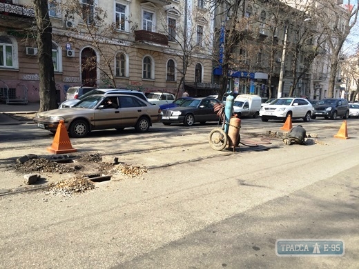 Коммунальщики демонтируют рельсы возле Горсада в Одессе (фото)