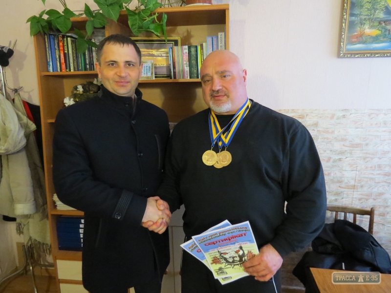 Священник-силач из Болградского района завоевал три золотых медали чемпионата по пауэрлифтингу