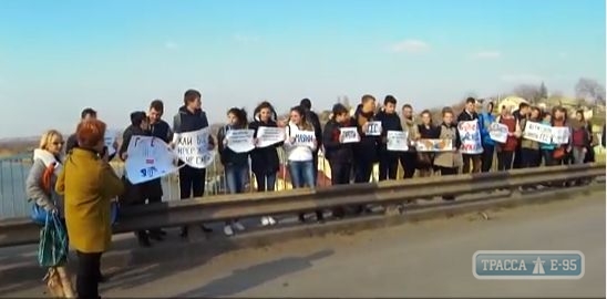 Активисты устроили пикет на мосту через Днестр в селе Маяки против строительства ГЭС