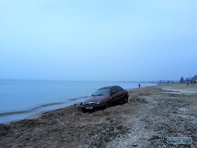 В Одессе автомобильный лихач заехал на пляж и увяз в песке (фото)