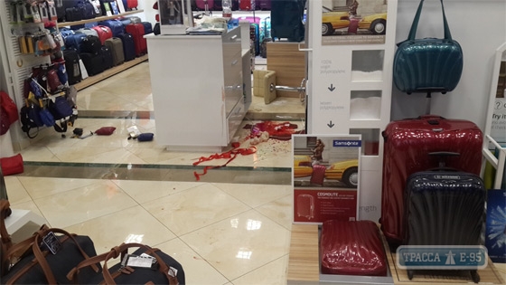 Одессит ранил ножом бывшую жену в торговом центре, подозревая ее в угоне автомобиля (фото)