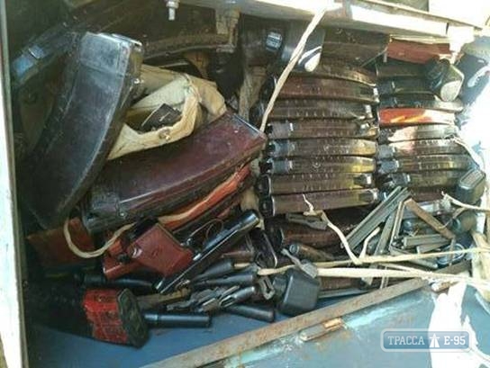 Жителя Одесской области поймали на трассе с 13 автоматами Калашникова