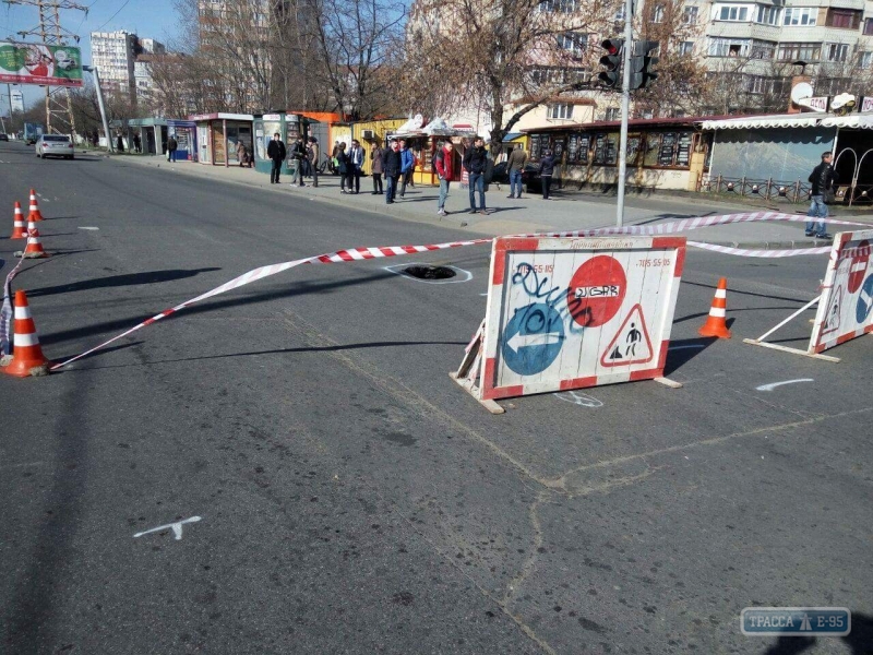 На оживленном перекрестке в Одессе образовался провал (фото)