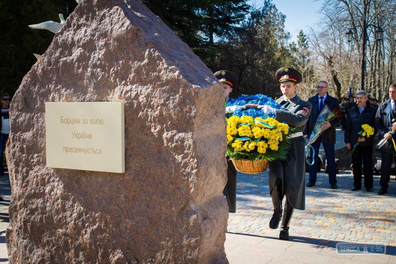 Первые лица Одессы возложили цветы к памятнику погибшим в АТО сотрудникам СБУ (фото)