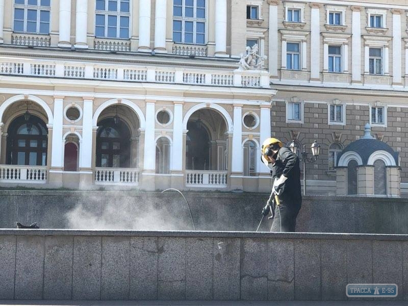 Одесские коммунальщики готовят к запуску фонтан у Оперного театра (фото)