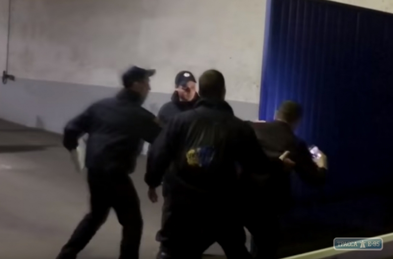 Общественник укусил полицейского в Одессе (видео)