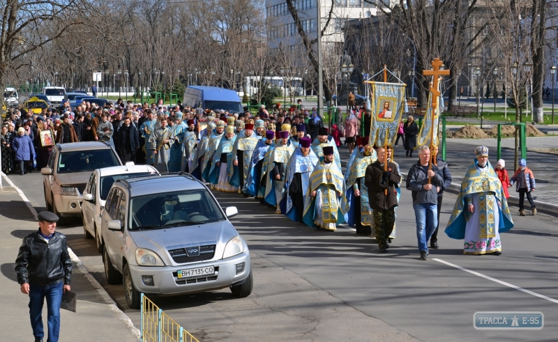 Сотни человек во главе с Агафангелом приняли участие в крестном ходе в Измаиле (фото)