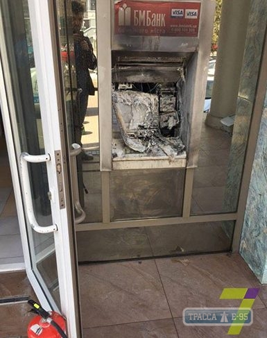 В Одессе сожгли банкомат российского банка (фото)