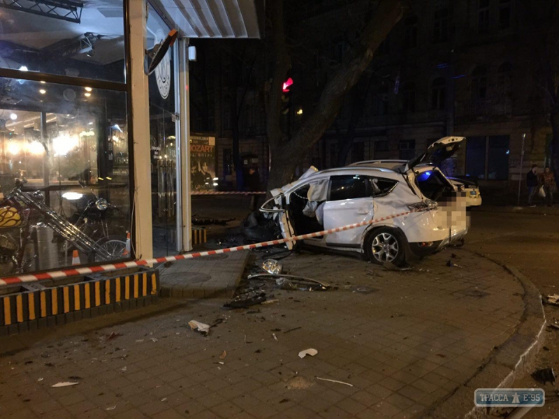 В результате масштабной аварии в центре Одессы пострадали три человека (фото)