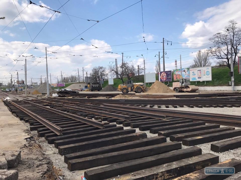 У Пересыпского моста в Одессе уже строят новые трамвайные пути (фото)