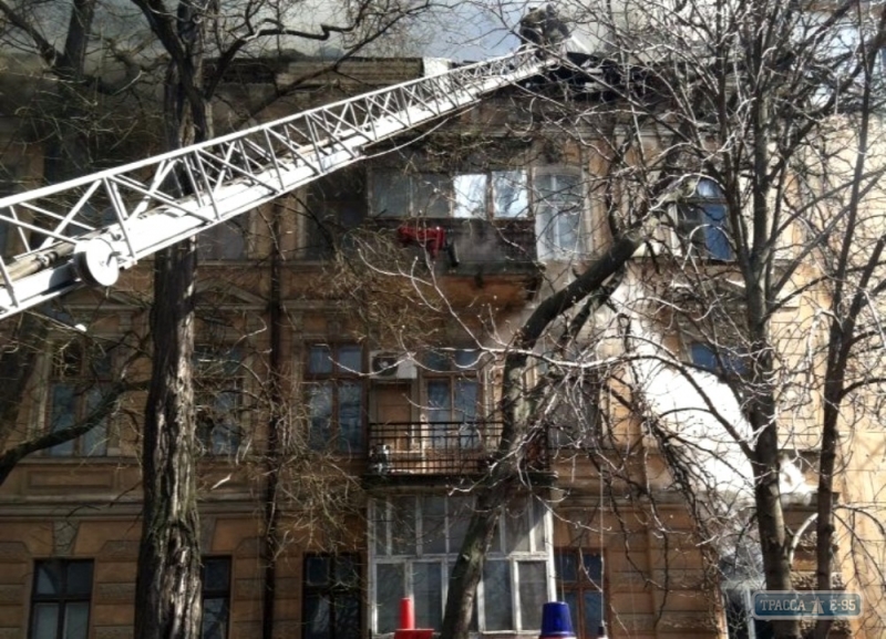 В центре Одессы горит жилой дом (фото)