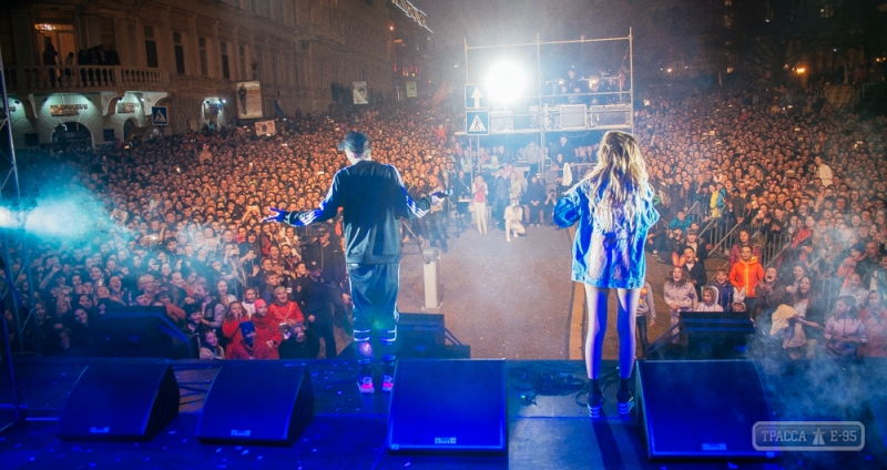 Тысячи людей собрались на гала-концерте в честь Юморины (фоторепортаж)