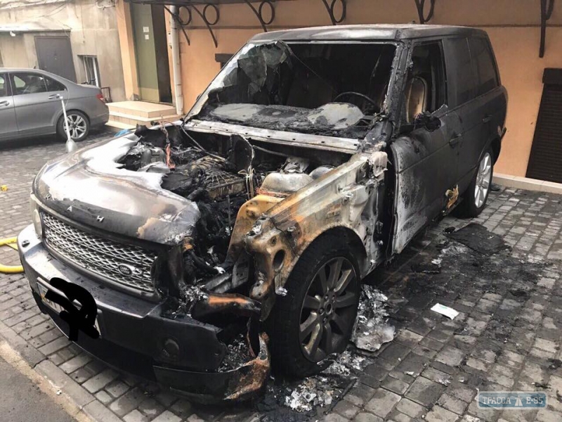 Одесские активисты сожгли чужой внедорожник в центре города 