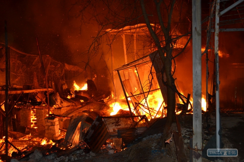 В Одессе снова горели дома на причале: огонь охватил 500 кв. м