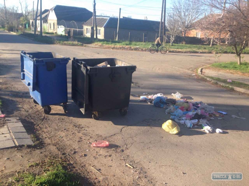 Неизвестные хулиганы в Болграде высыпали на дорогу содержимое более десяти мусорных контейнеров