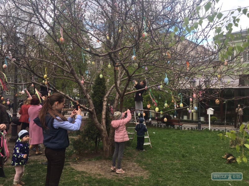 Дети создали пасхальное дерево в одесском Горсаду (фото)