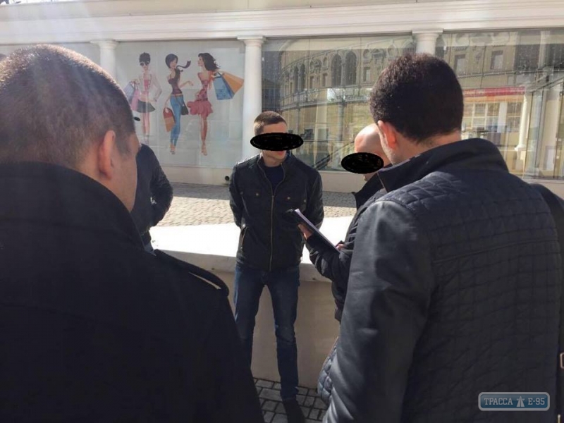 Инспектор полиции попался на взятке в Одессе: он прятал деньги в стаканчике от кофе