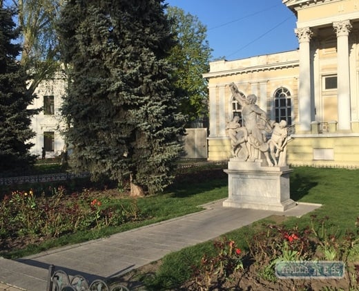 Скульптуры и памятники центра Одессы оградят от назойливых туристов и вандалов колючими кустарниками