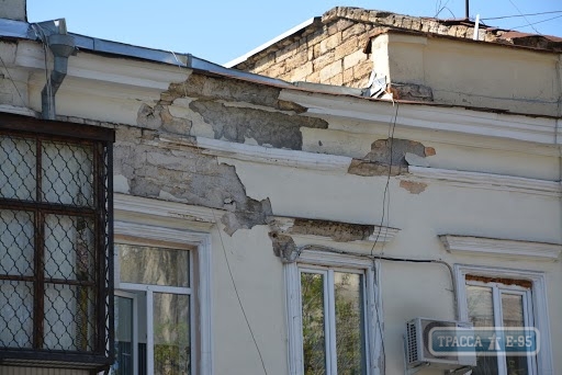 Общественники составили карту мест Одессы, где на головы прохожим может упасть часть дома