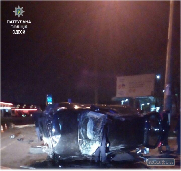 Автомобиль снес дерево и перевернулся в Одессе: водитель был пьян