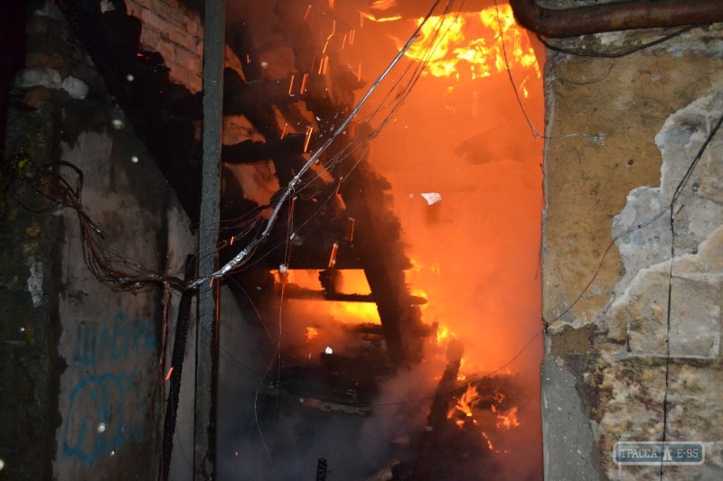 Спасатели потушили масштабный пожар в жилом доме на Молдаванке в Одессе (фото)