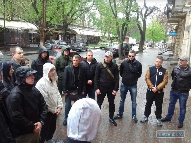 Националисты установили мемориальную доску на месте гибели Максима Чайки в центре Одессы