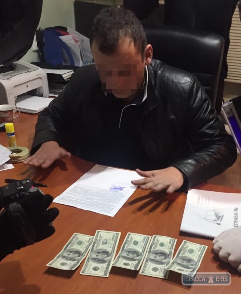 Следователь райотдела полиции в Одесской области попался на взятке в 500 долларов (фото)