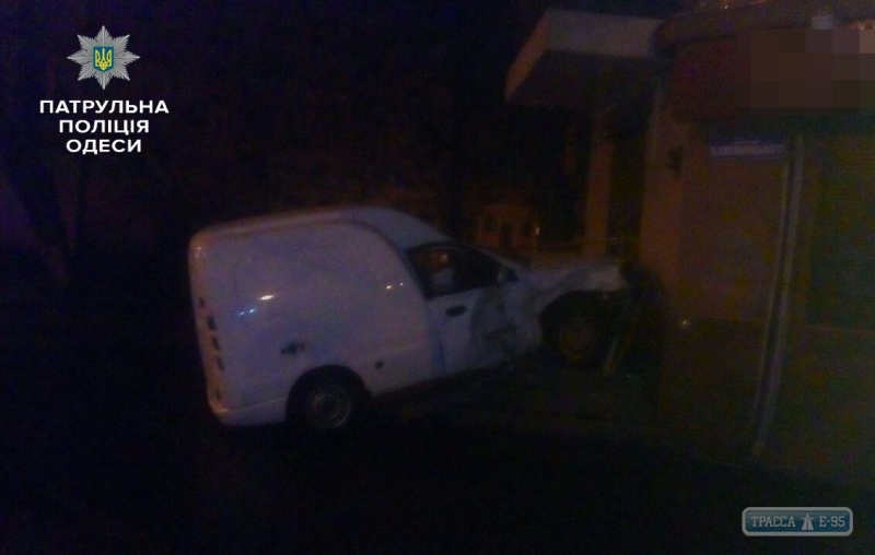 Пьяная женщина устроила ДТП на одесской Молдаванке: машина врезалась в дом