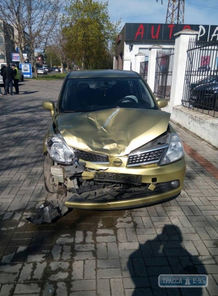 Четыре автомобиля столкнулись в Одессе: два человека в больнице (фото)