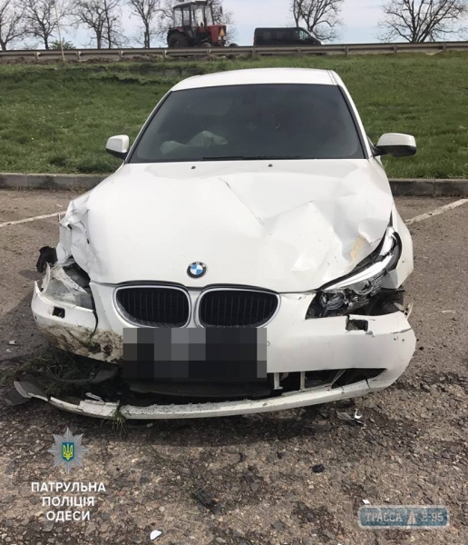 BMW сбил насмерть женщину на въезде в Одессу, водитель скрылся (фото)