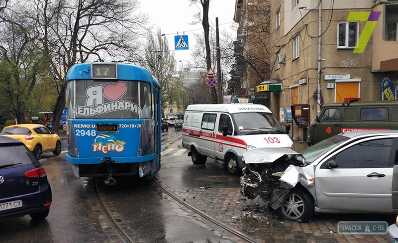 Автомобиль врезался в трамвай в центре Одессы: пострадала женщина (фото)