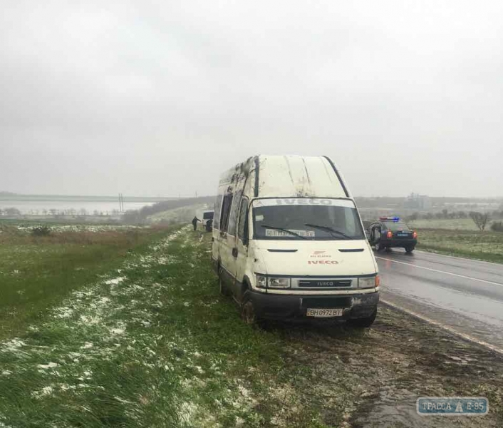 Пассажирский автобус перевернулся на скользкой от снега дороге Одесской области: много пострадавших