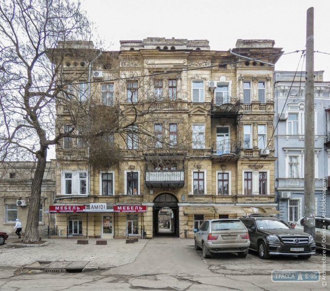 В центре Одессы обрушился балкон дома – памятника архитектуры (фото)