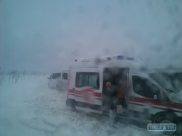 Автомобиль скорой помощи с беременной женщиной застрял в снегу на юге Одесщины (фото)