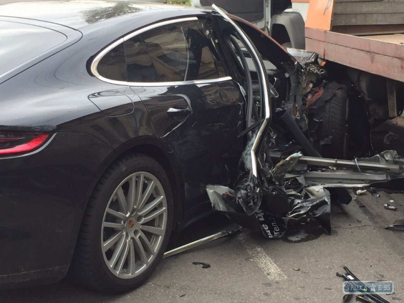 Автомобиль Porsche врезался в эвакуатор в Одессе (фото)
