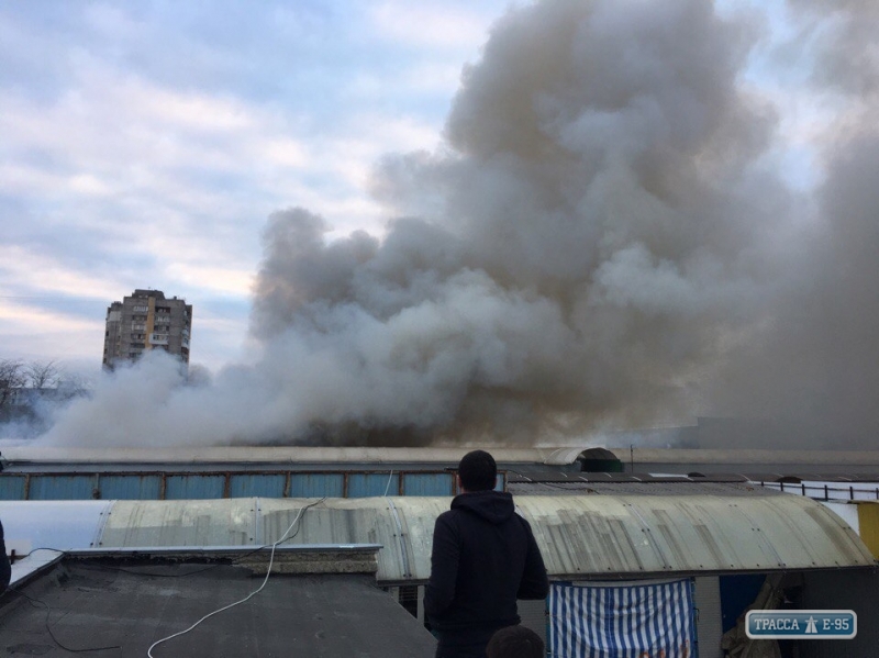 Во время тушения пожара на рынке в Одессе пострадали двое патрульных