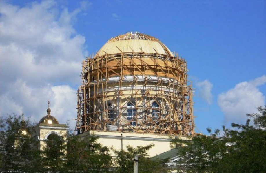 Рабочие водрузили новый купол на пострадавший от пожара собор в Болграде Одесской области