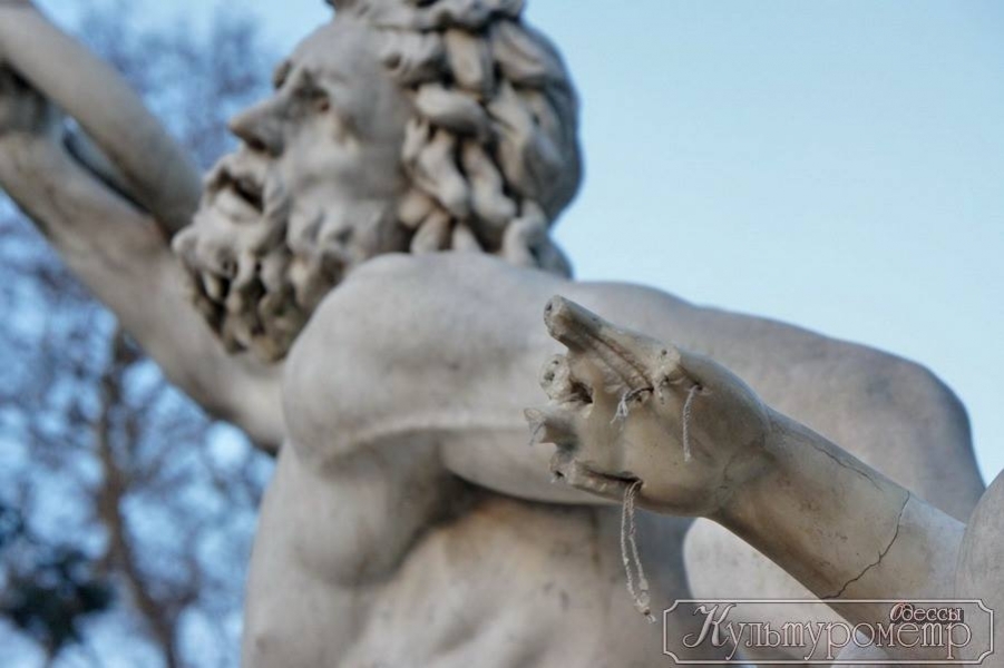 Вандалы повредили одесскую скульптуру Лаокоона (фото)