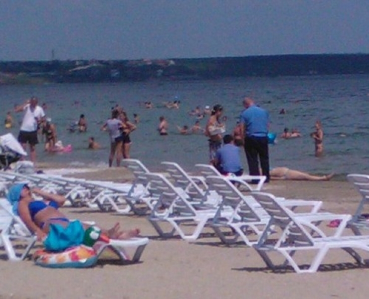 Скоропостижно скончавшаяся женщина полдня лежала на пляже в Одессе рядом с играющимися детьми