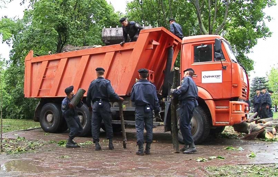 Одесские коммунальщики наконец-то завершают ликвидацию последствий урагана, прошедшего еще в мае