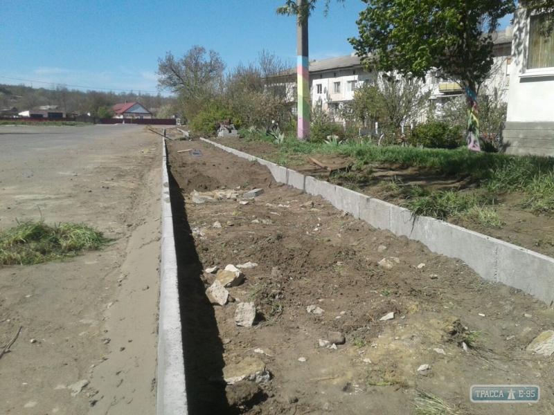 Жители Николаевки шокированы качеством работ по укладке тротуара в поселке