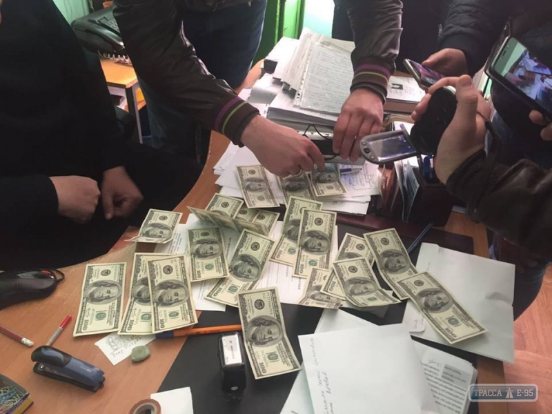 Чиновник миграционной службы попался на крупной взятке в Одесской области (фото)