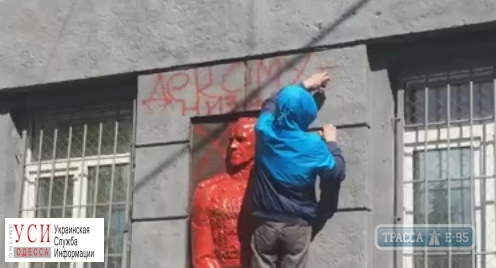 Активисты залили красной краской мемориальную доску Жукову в Одессе (видео)