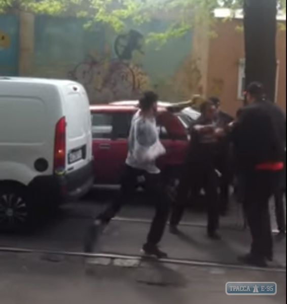 Ссора между двумя водителями в Одессе переросла в жестокую драку (видео)