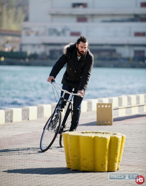 Голливудская кинозвезда разъезжает по Одессе на велосипеде (фото)