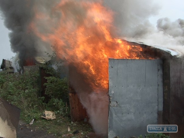 Одессит получил ожоги, пытаясь потушить пожар в своем гараже с автомобилем