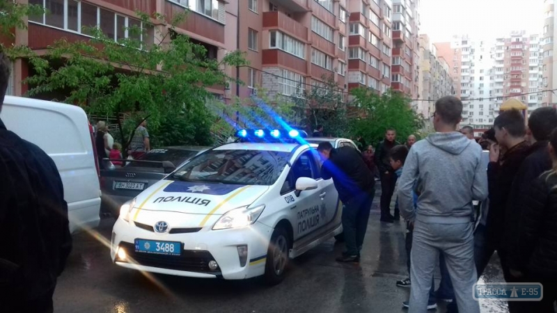 В ходе массовой драки на Таирова в Одессе пострадал полицейский