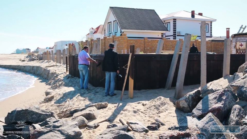 Общественники и полиция остановили незаконную стройку на пляже под Одессой