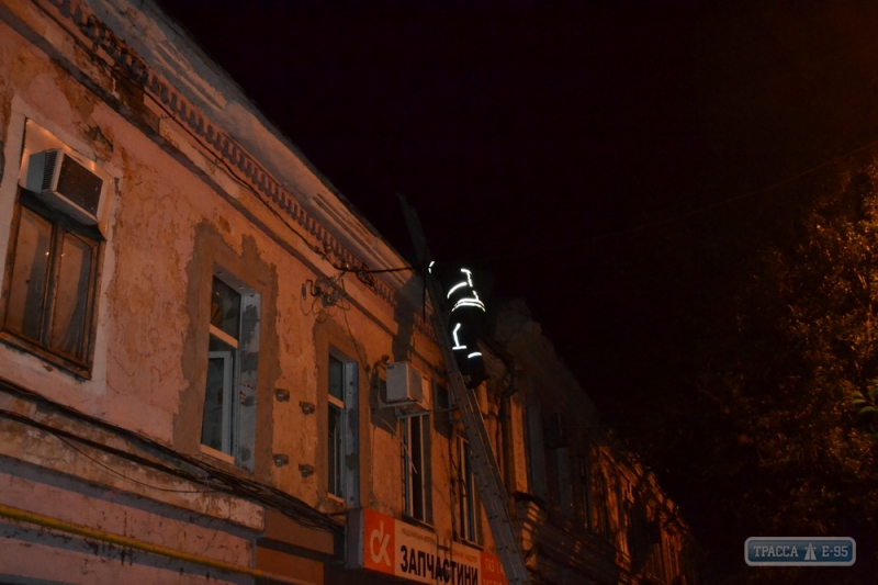 Двухэтажный дом горел на Пересыпи в Одессе: огонь повредил три квартиры (фото, видео)